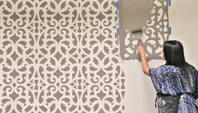 نقاشی با شابلون روی دیوار