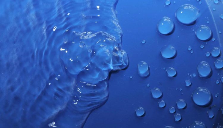 قطرات آب بر روی رنگ