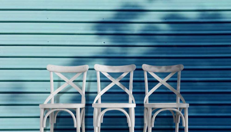 یک دیوار آبی رنگ