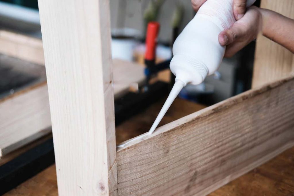 چسباندن قطعات چوبی با چسب چوب