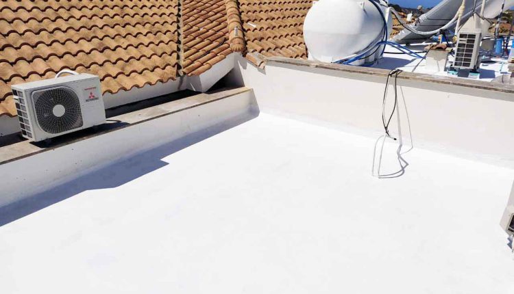 عایق سفید بر روی پشت بام