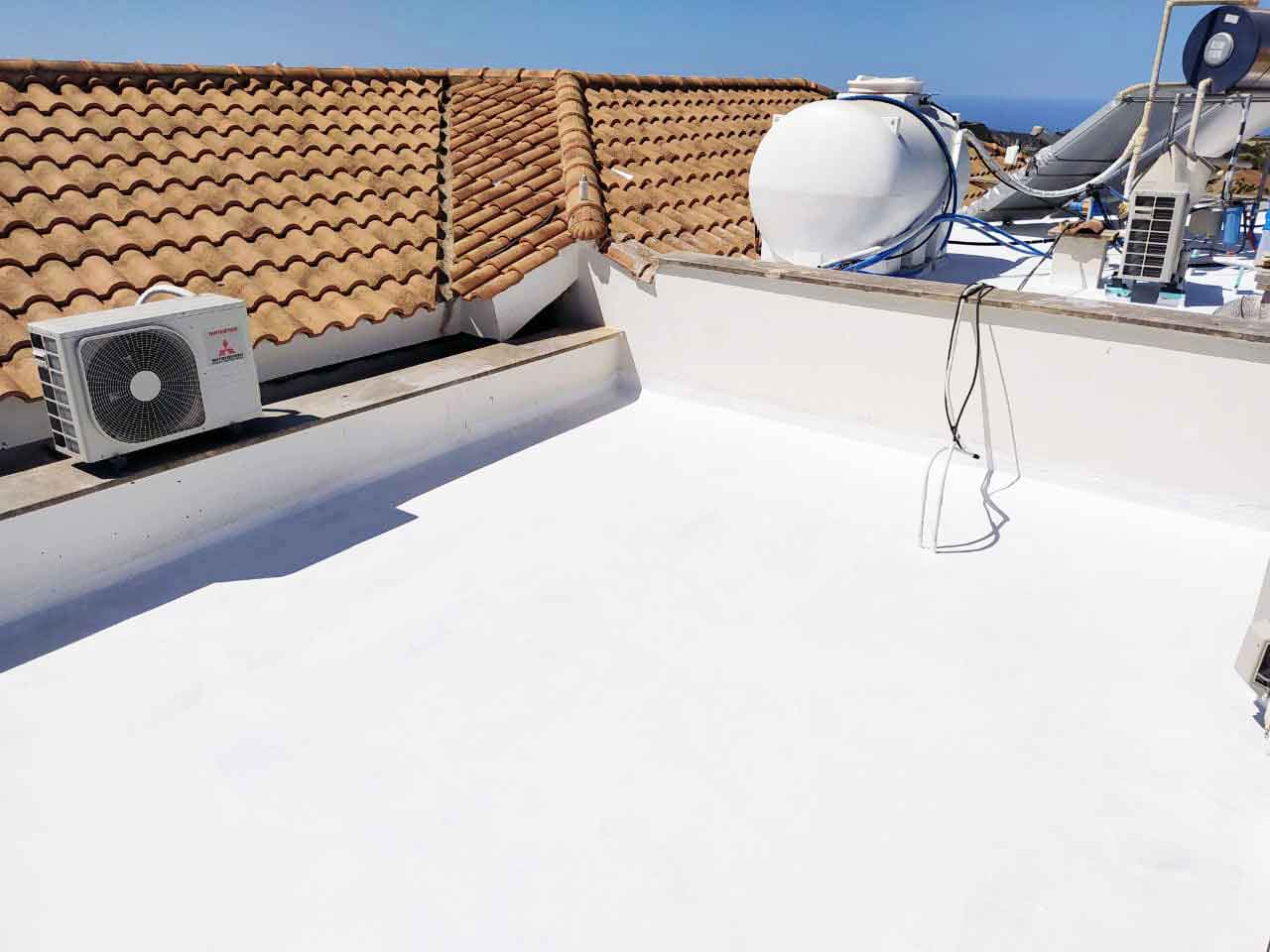 عایق سفید بر روی پشت بام