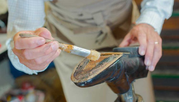 آموزش چسب زدن کفش