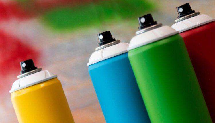 رنگ کردن لباس با اسپری رنگ