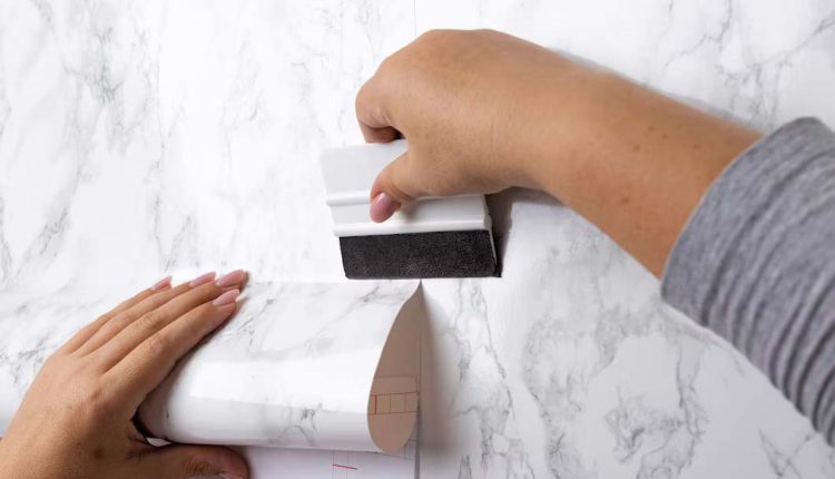 چسباندن کاغذ دیواری روی دیوار