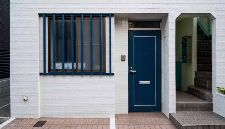 بهترین رنگ برای درب حیاط خانه