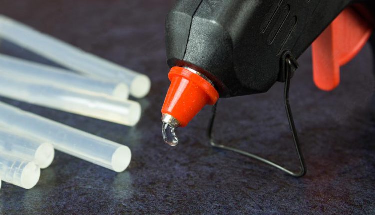 چسباندن وسایل پلاستیکی