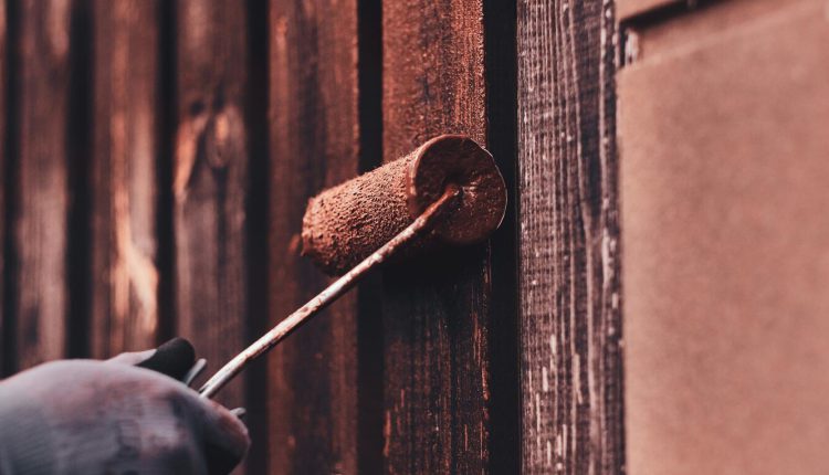 رنگ آمیزی درب چوبی