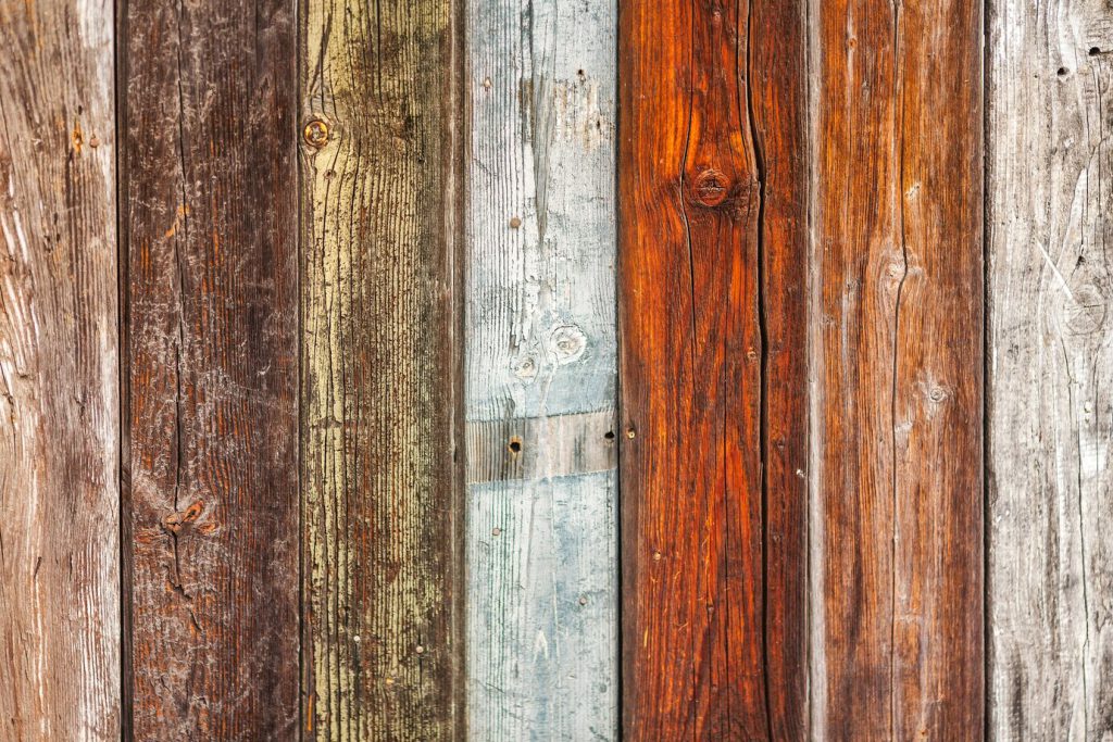 رنگ آمیزی درب چوبی