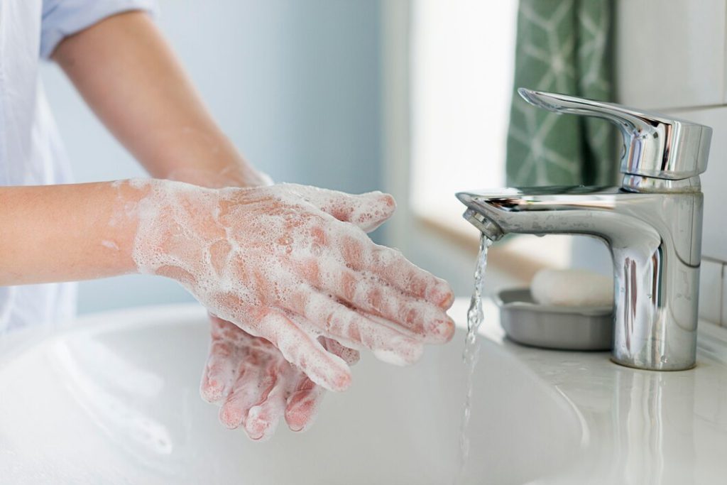 پاک کردن چسب از روی دست
