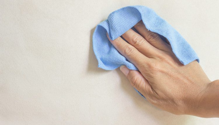 پاک کردن لکه از روی دیوار