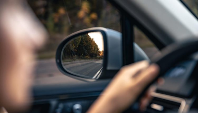 نحوه تعمیر آینه بغل شکسته با چسب