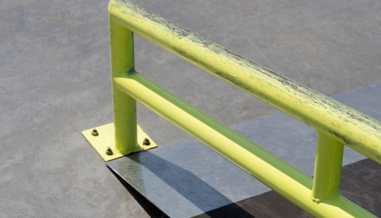 نحوه پاک کردن رنگ نرده‌های آهنی