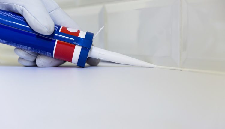 تصویری از نحوه اجرای چسب ماستیک کاشی