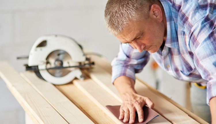 تصویری از سنباده چوب