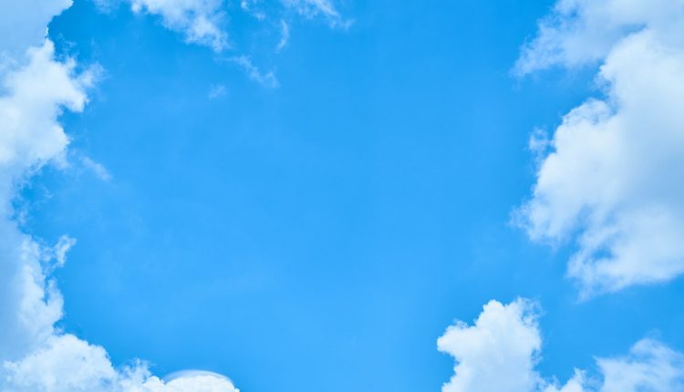 تصویری از آسمان به رنگ آبی آسمانی