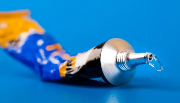 تصویری از چسب پلاستیک