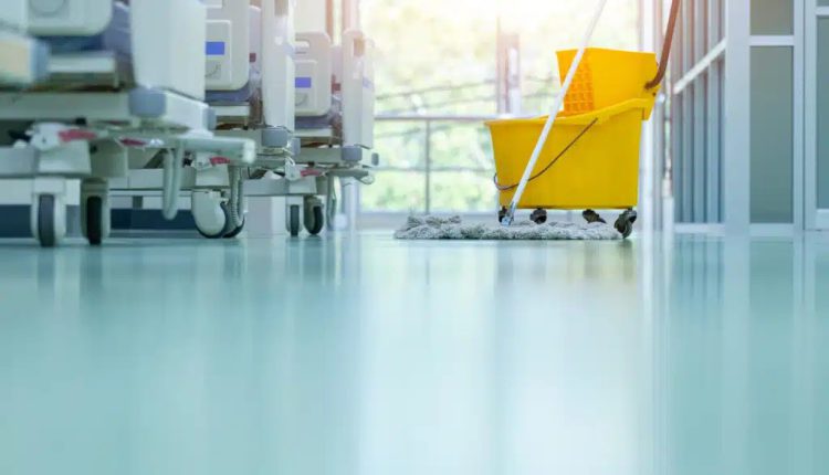 تصویری از پاک کردن رنگ اپوکسی کف