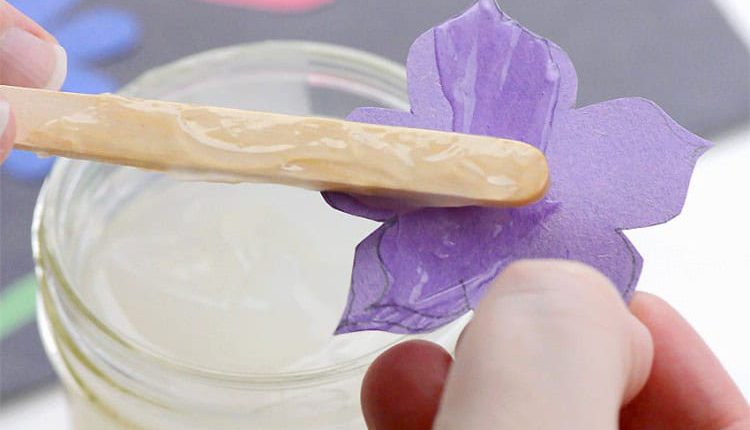 تصویری از چسباندن گل کاغذی با چسب خانگی