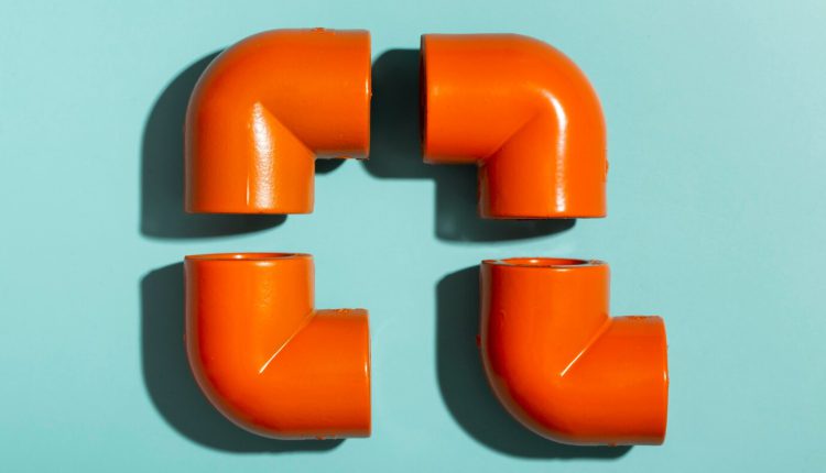 تصویری از چسباندن لوله پی وی سی