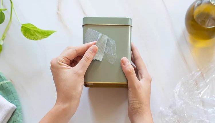 تصویری از پاک کردن چسب از روی فلز