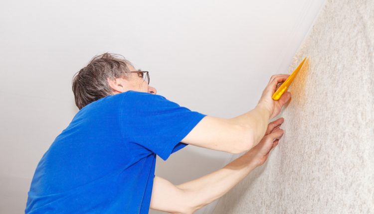 کشیدن لیسه پلاستیکی روی کاغذ مخصوص دیوار