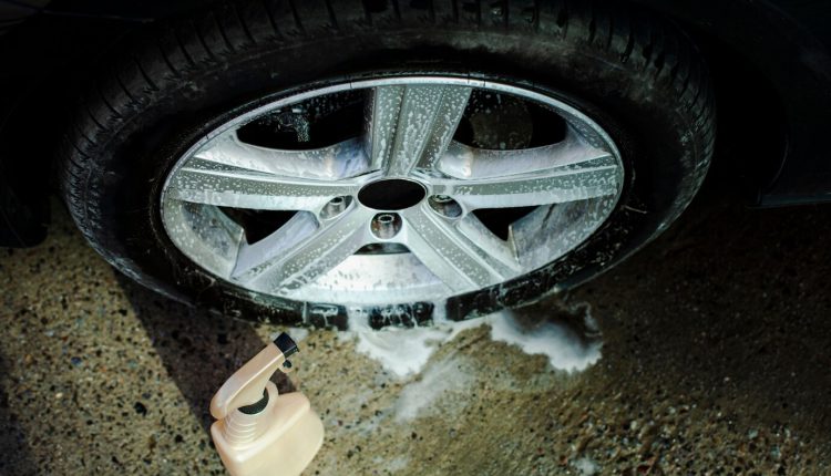 ایجاد براقیت بر روی لاستیک خودرو با اسپری تایرشان