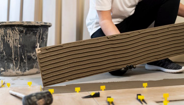 اجرای کاشی با چسب