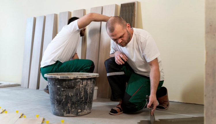 آموزش گام به گام نحوه کاشی کاری با چسب