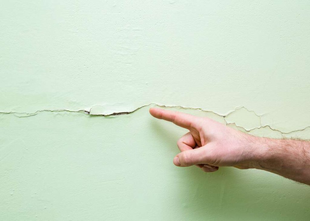 نحوه ترمیم ترکهای دیوار قبل از رنگ آمیزی