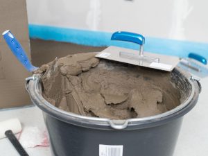 2- انتخاب و آماده‌سازی چسب کاشی (پودری یا خمیری؟)