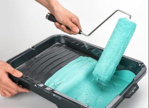 آغشته کردن غلطک به رنگ با استفاده از سطل رنگ